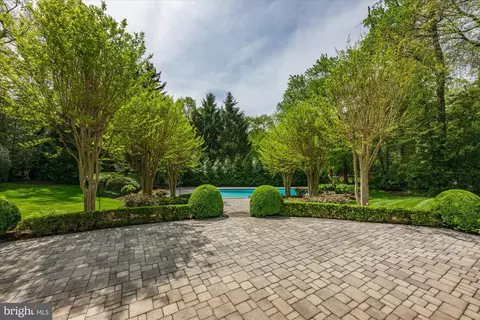 Exterior - 8405 Brookewood Ct, Mclean, VA 22102 photo 12 of 15