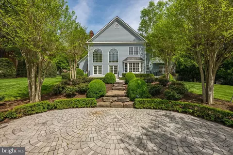 Exterior - 8405 Brookewood Ct, Mclean, VA 22102 photo 6 of 15