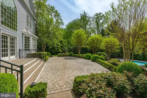 Exterior - 8405 Brookewood Ct, Mclean, VA 22102 photo 13 of 15