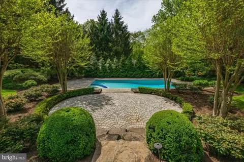 Exterior - 8405 Brookewood Ct, Mclean, VA 22102 photo 11 of 15