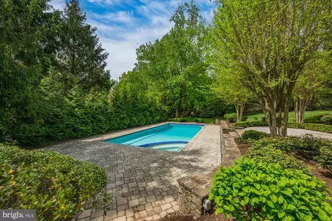 Exterior - 8405 Brookewood Ct, Mclean, VA 22102 photo 7 of 15