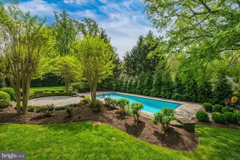 Exterior - 8405 Brookewood Ct, Mclean, VA 22102 photo 10 of 15