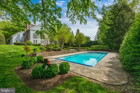 Exterior - 8405 Brookewood Ct, Mclean, VA 22102 photo 2 of 15