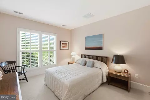 Bedroom - 1463 Evans Farm Dr, Mclean, VA 22101 photo 4 of 6