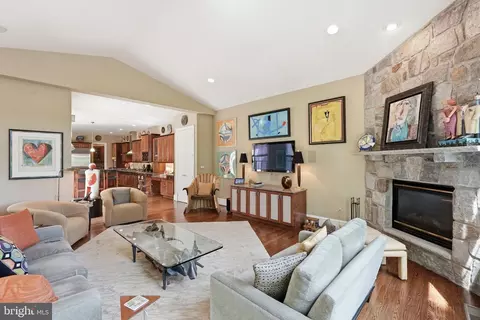 Living - 1463 Evans Farm Dr, Mclean, VA 22101 photo 2 of 6