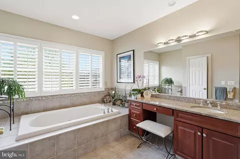 Bath - 1463 Evans Farm Dr, Mclean, VA 22101 photo 2 of 7