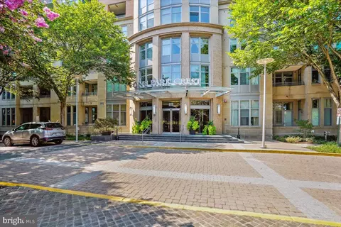 8220 Crestwood Heights Dr #301, Mclean, VA 22102