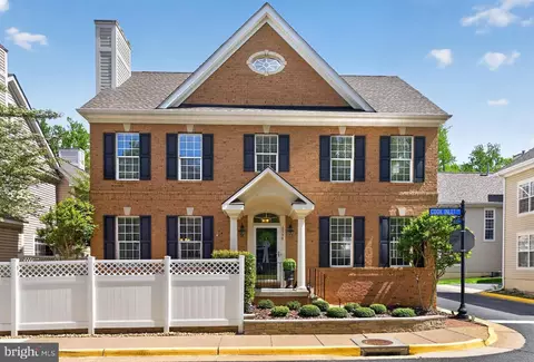 6934 Cove Inlet Ct, Fort Belvoir, VA 22060