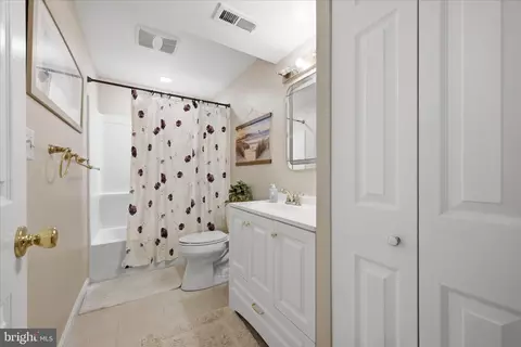Bath - 3824 Beech Down Dr, Chantilly, VA 20151 photo 2 of 2