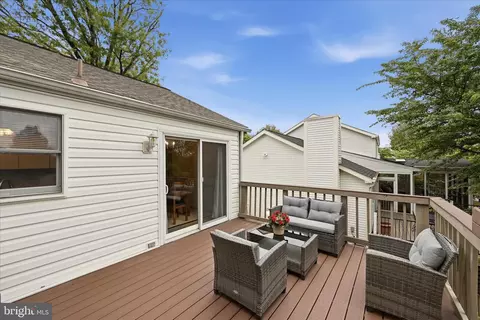 Exterior - 3824 Beech Down Dr, Chantilly, VA 20151 photo 3 of 13