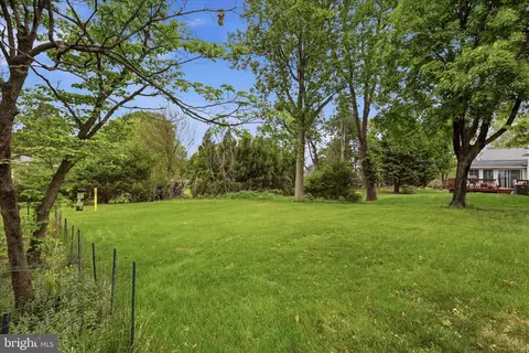 Exterior - 3824 Beech Down Dr, Chantilly, VA 20151 photo 5 of 13