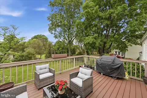 Exterior - 3824 Beech Down Dr, Chantilly, VA 20151 photo 2 of 13
