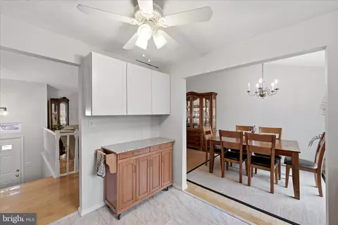 Entry Way - 3824 Beech Down Dr, Chantilly, VA 20151 photo 2 of 3