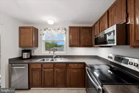 Kitchen - 3824 Beech Down Dr, Chantilly, VA 20151 photo 3 of 4