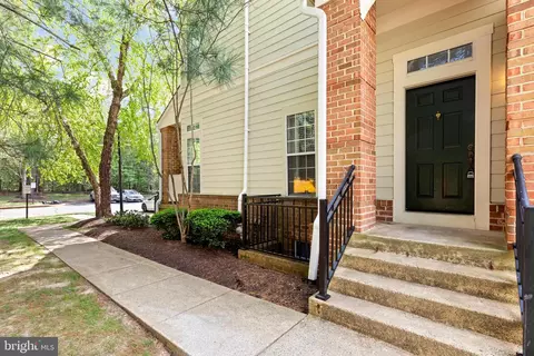 1318 Garden Wall Cir #213, Reston, VA 20194