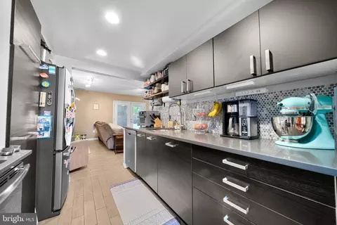 2182 Monaghan Dr, Herndon, VA 20170