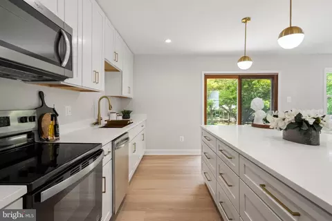 Kitchen - 4505 Briarton Dr, Chantilly, VA 20151 photo 3 of 5