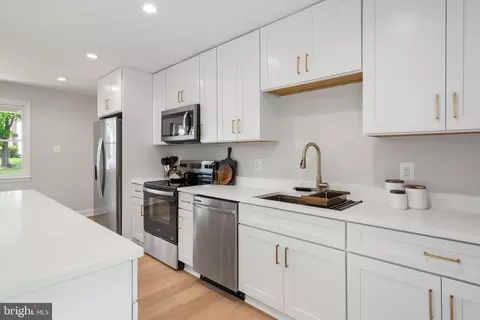 Kitchen - 4505 Briarton Dr, Chantilly, VA 20151 photo 4 of 5