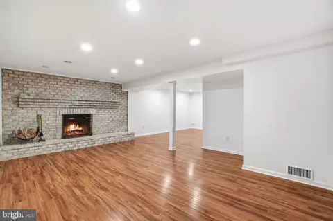 Living - 6851 Brian Michael Ct, Springfield, VA 22153 photo 3 of 3