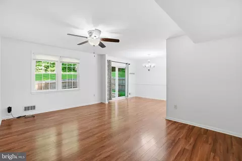 Living - 6851 Brian Michael Ct, Springfield, VA 22153 photo 2 of 3