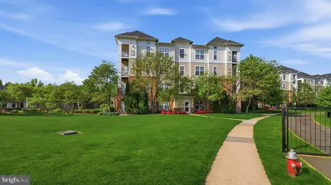 3810 Lightfoot St #402, Chantilly, VA 20151