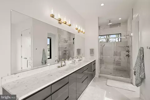 Bath - 1054 Kinglet Ct, Mclean, VA 22101 photo 2 of 6