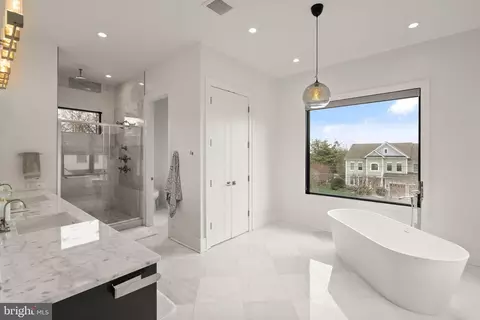 Bath - 1054 Kinglet Ct, Mclean, VA 22101 photo 1 of 6