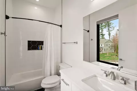 Bath - 1054 Kinglet Ct, Mclean, VA 22101 photo 4 of 6