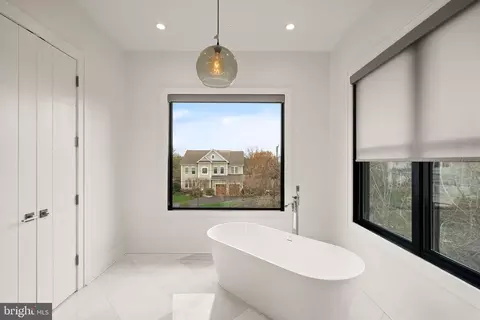 Bath - 1054 Kinglet Ct, Mclean, VA 22101 photo 3 of 6
