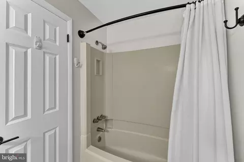 Bath - 1978 Winterport Cluster Cluster, Reston, VA 20191 photo 4 of 6