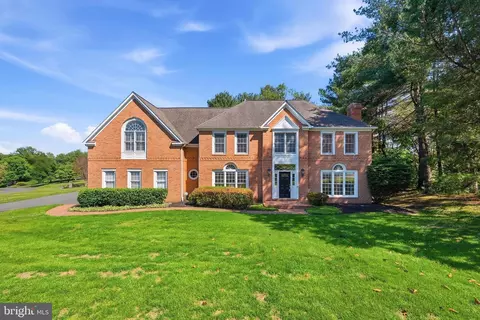 915 Winstead St, Great Falls, VA 22066