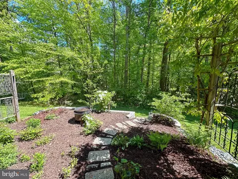 Exterior - 8923 Park Forest Dr, Springfield, VA 22152 photo 4 of 9