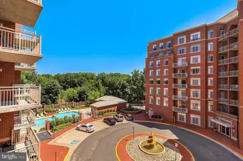 4490 Market Commons Dr #413, Fairfax, VA 22033