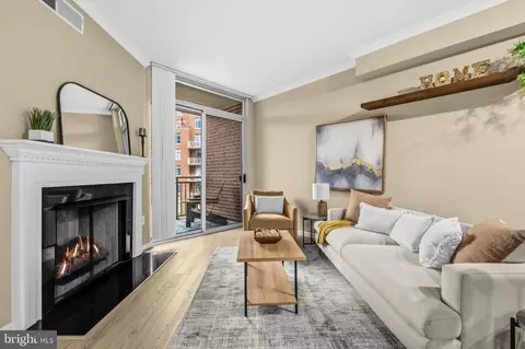 4490 Market Commons Dr #413, Fairfax, VA 22033