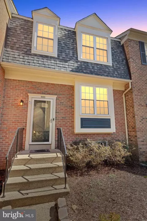 7033 Solomon Seal Ct, Springfield, VA 22152