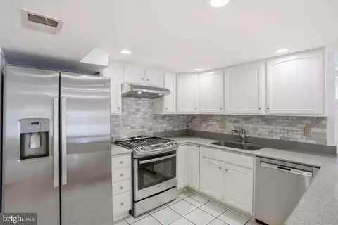 Kitchen - 9614 Percussion Way, Vienna, VA 22182 photo 4 of 4