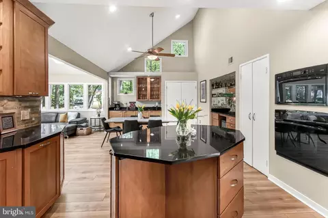 Kitchen - 10714 Midsummer Dr, Reston, VA 20191 photo 4 of 4