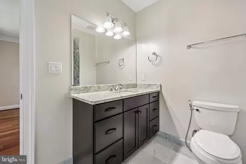 Bath - 7008 Hamel Hill Ct, Mclean, VA 22101 photo 7 of 11