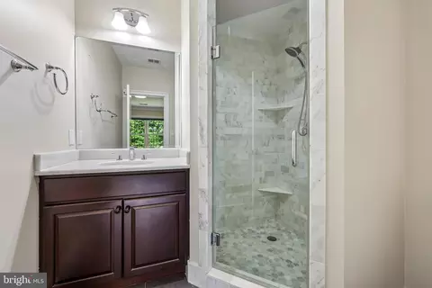 Bath - 7008 Hamel Hill Ct, Mclean, VA 22101 photo 9 of 11