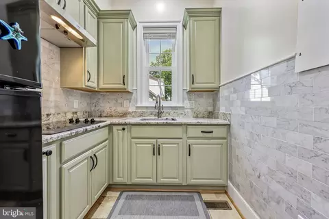 Kitchen - 7008 Hamel Hill Ct, Mclean, VA 22101 photo 9 of 10