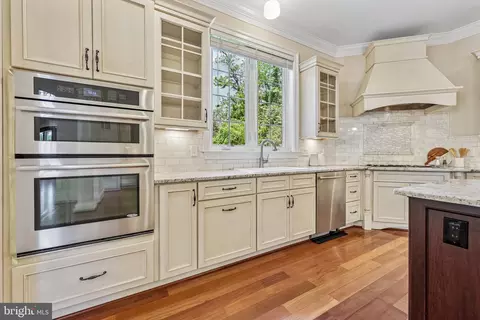 Kitchen - 7008 Hamel Hill Ct, Mclean, VA 22101 photo 8 of 10