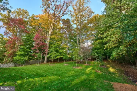 Exterior - 1515 Crestwood Ln, Mclean, VA 22101 photo 6 of 6