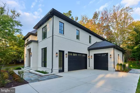 Exterior - 1515 Crestwood Ln, Mclean, VA 22101 photo 2 of 6