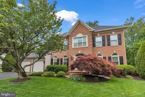 8323 Argent Cir, Fairfax Station, VA 22039