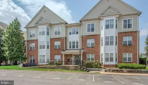 6480 Cheyenne Dr #203, Alexandria, VA 22312