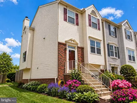 3731 Roxbury Ln, Alexandria, VA 22309