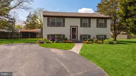 1245 Wilshire Dr, Herndon, VA 20170