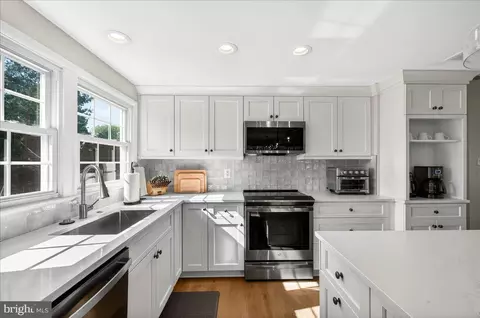 4112 Majestic Ln, Fairfax, VA 22033