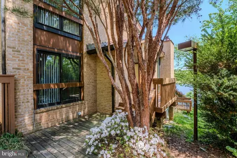 Exterior - 2013 Lakewinds Dr, Reston, VA 20191 photo 10 of 10