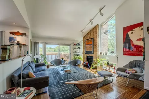 Living - 2013 Lakewinds Dr, Reston, VA 20191 photo 2 of 7
